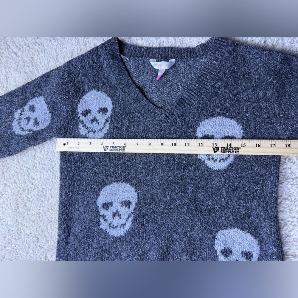 Juniors Small Gray No Boundaries Skull Pattern Sweater - Picture 4 of 5